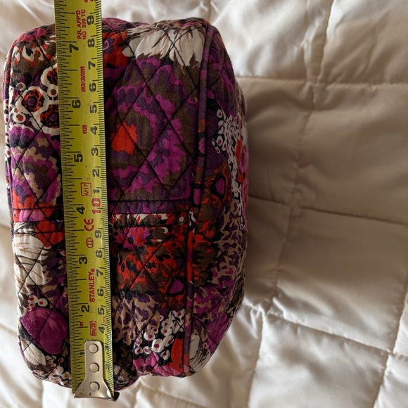 Vera Bradley floral Bag with White Wipeable Lining - Picture 8 of 13